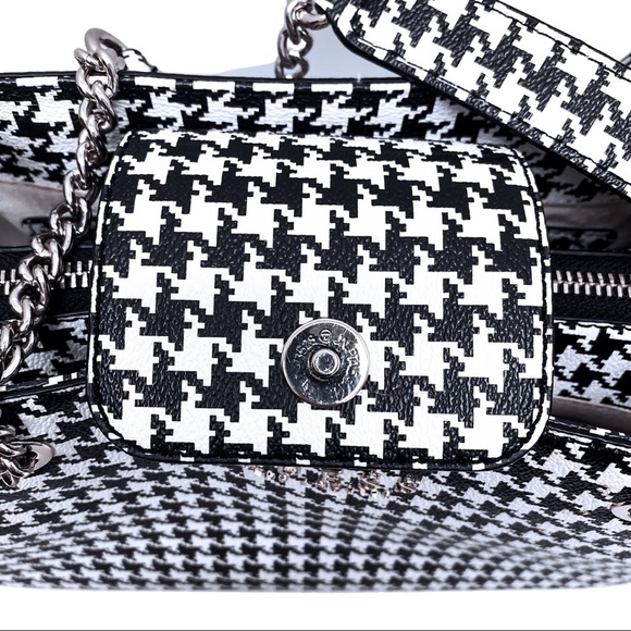 GUESS PURSE BLACK AND WHITE W/SILVER ACCENTS AND CHAIN HANDLE - Picture 6 of 10